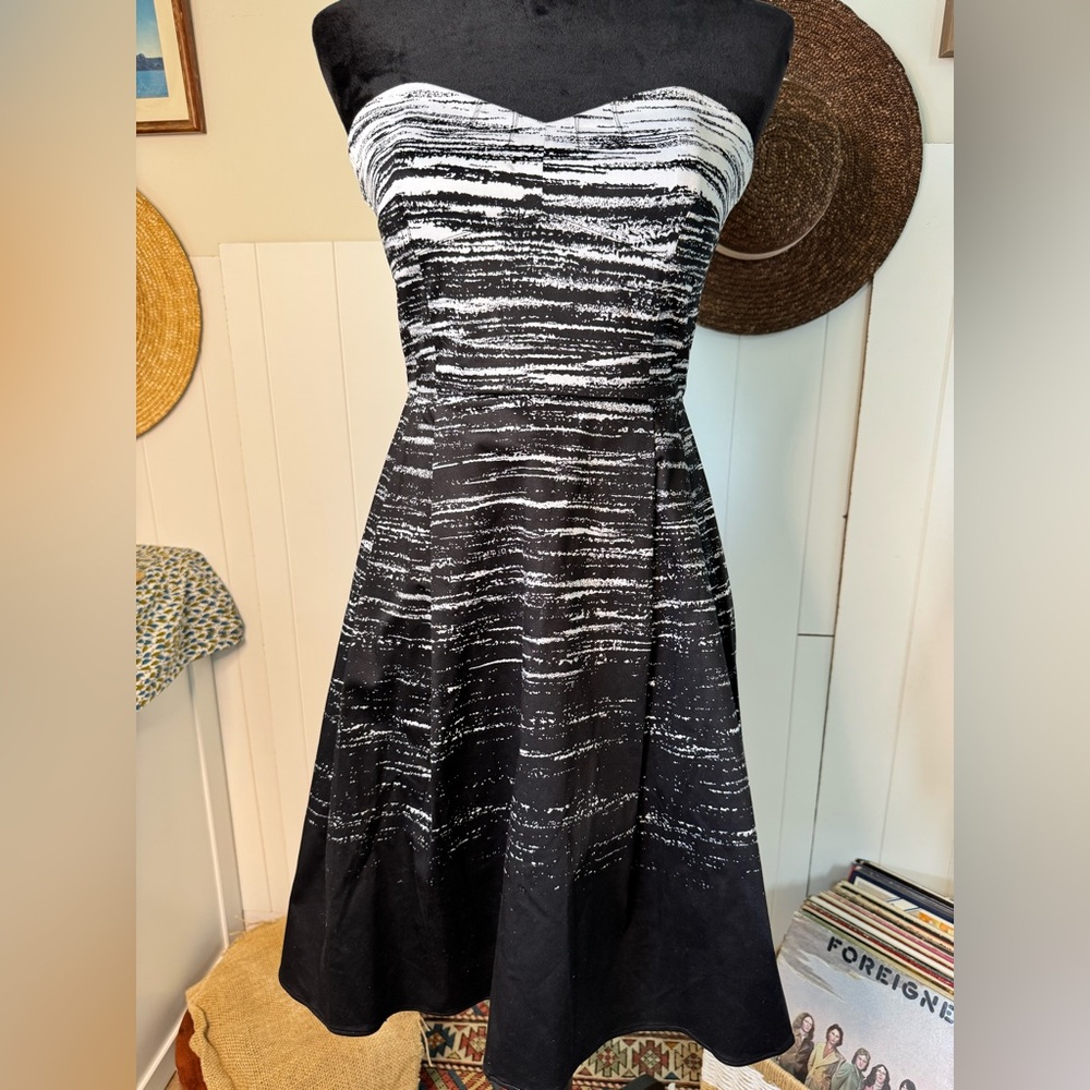 Calvin Klein Strapless Black & White with Pockets - Picture 2 of 16